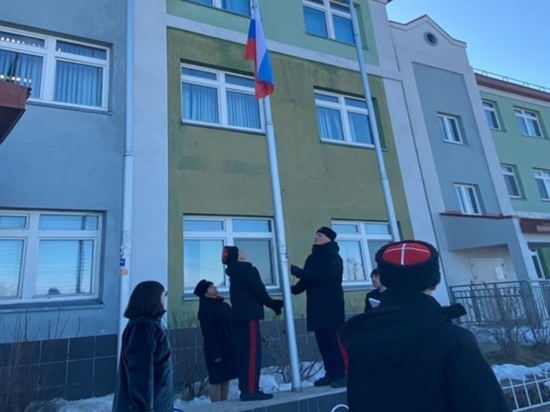 Школьники и студенты Ямала начали учебную неделю с гимном и флагом России
