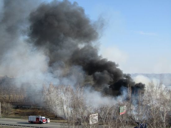В Омске за улицей Волгоградской загорелась сухая трава