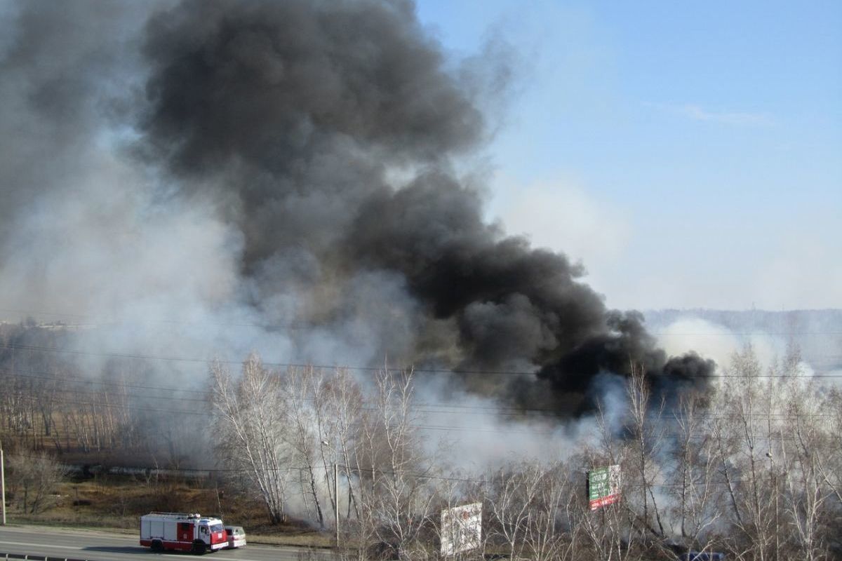 Пожар в омске. Возгорание автомобиля. Горит сухая трава. Пожар в Омске сейчас.