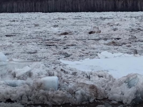 Затор льда возле Усть-Карска разрушается, уровень воды упал на метр