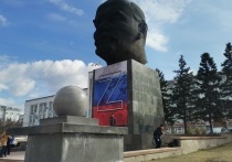 В Улан-Удэ прошедшей ночью неизвестные повредили плакат с буквой Z на памятнике Владимиру Ленину, после чего городскими властями было решено заменить его на новый баннер, на этот раз с буквой V