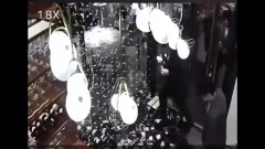 В петербургском ресторане развалился шкаф с эксклюзивным вином: видео 
