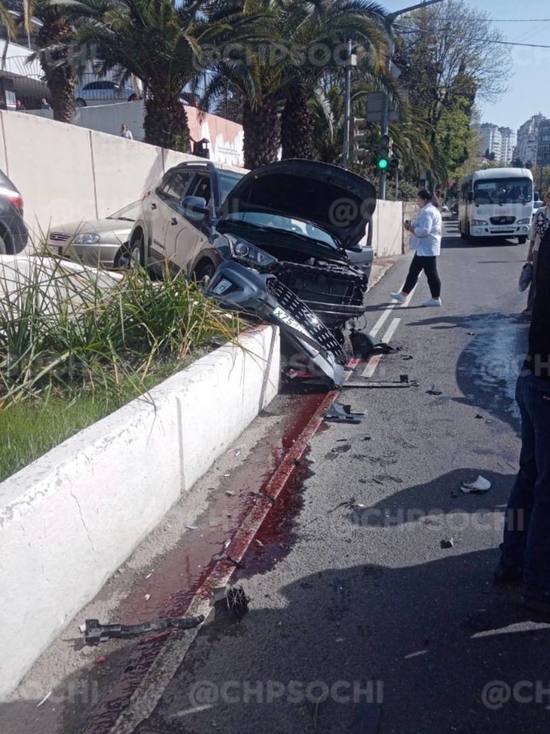 В центре Сочи столкнулись два автомобиля