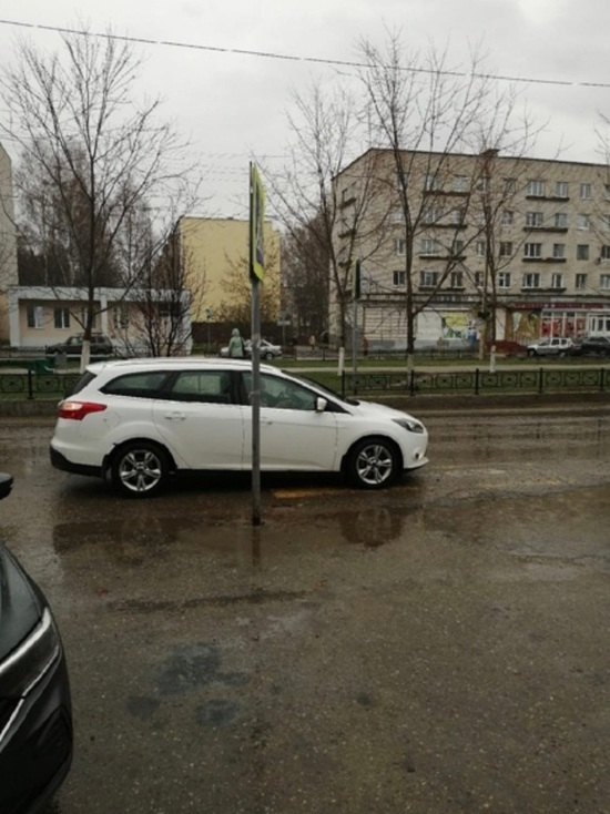 В Тверской области женщина оставила автомобиль на «зебре»