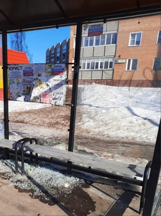 В Кирово-Чепецке заменят стены остановок, разбитых и разграбленных вандалами