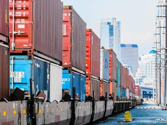 В портах Владивостока не хватает контейнеров для перевозок. Как решают проблему