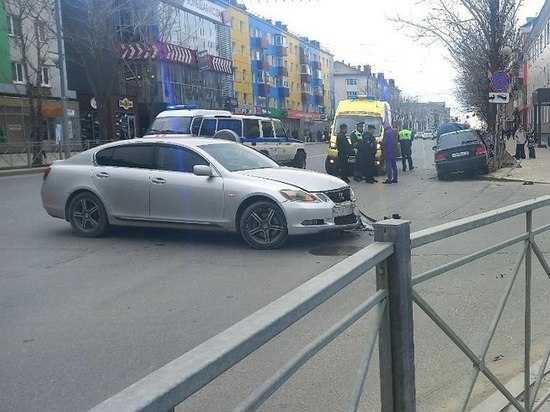 Водитель Lexus врезался в Mitsubishi Lancer в Южно-Сахалинске