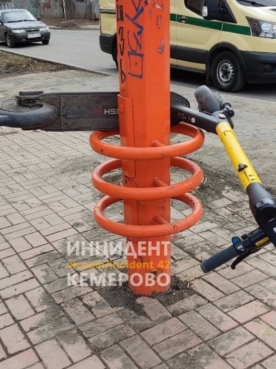 Кикшеринг в Кемерове: один из самокатов был оставлен на светофорном столбе