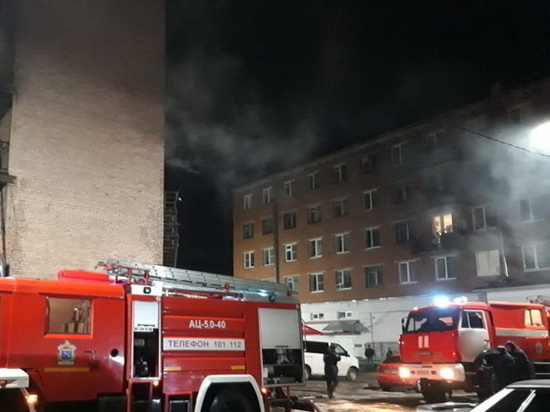 Легковушка вспыхнула посреди улицы в четыре утра в Сосновом Бору