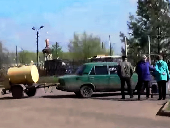 Несмотря на обстрелы, дончанин ежедневно привозит воду мирным жителям