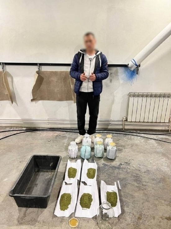  В Астрахани мужчина в собственном доме наладил производство наркотических веществ