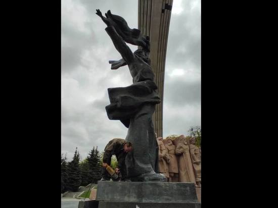 В Киеве начат демонтаж монумента под аркой Дружбы народов