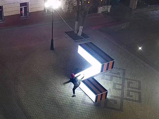 В Чебоксарах задержали мужчину, ударившего ногой букву Z