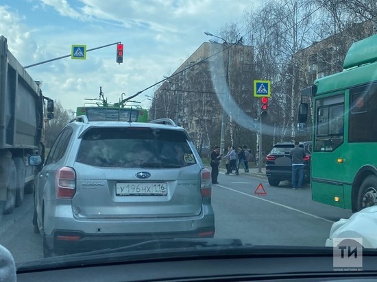На выезде из Казани к Зеленодольску произошло ДТП с двумя авто и троллейбусом