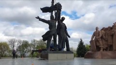В Киеве отломали голову на монументе "Дружбы народов": кадры демонтажа