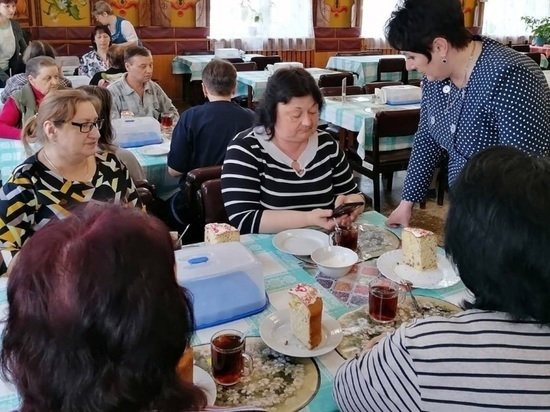 Единороссы подготовили для беженцев, прибывших в Костромскую область с Донбасса, пасхальные угощения
