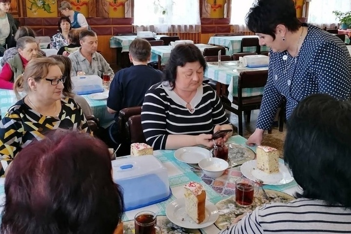 Единороссы подготовили для беженцев, прибывших в Костромскую область с Донбасса, пасхальные угощения