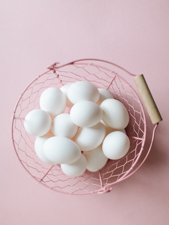Как сварить яйцо желтком наружу по-японски: понадобятся колготки и скотч