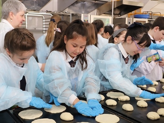 Во Владикавказе дети проверили готовку обедов для своей школы