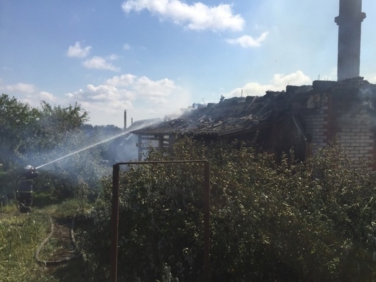 Пожарные почти полтора часа тушили горящую квартиру в поселке Красный Бор