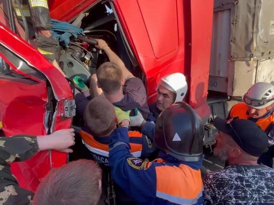 На трассе в Ростовской области в массовой аварии водителя зажало в кабине фуры