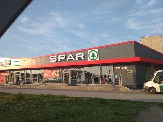 На новосибирских «Стрижах» запретят парковку транспорта около супермаркета
