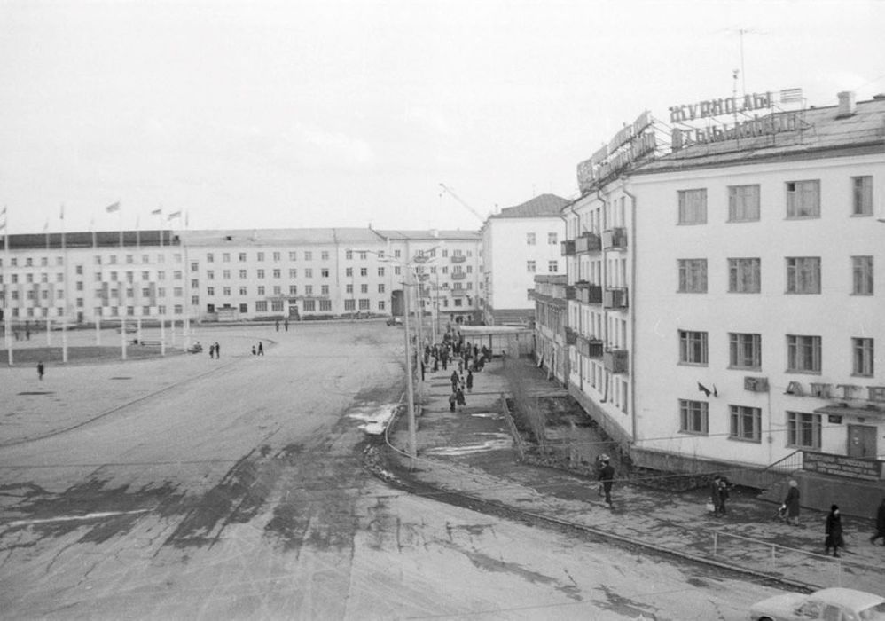 Орджоникидзе 80. Город Якутск площадь Орджоникидзе. Ретро Якутск площадь Орджоникидзе. Якутск 80 годы. Якутск 70 - е годы.