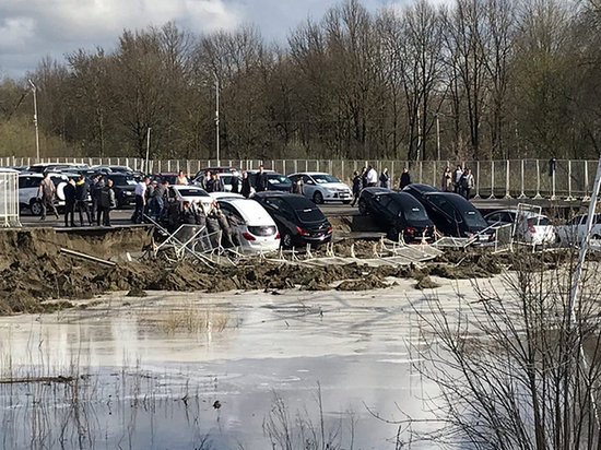 В Брянске обрушились в провал шесть автомобилей на стоянке