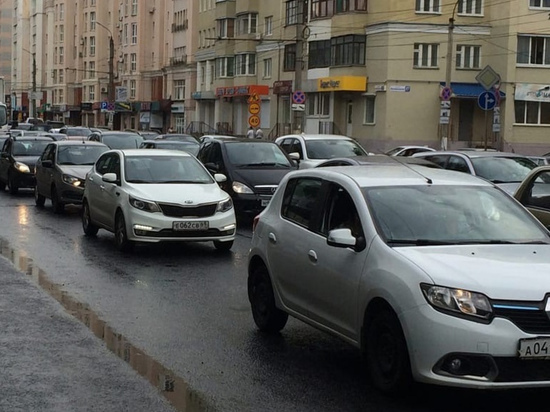 Водители встали в большую пробку в Московском районе Твери