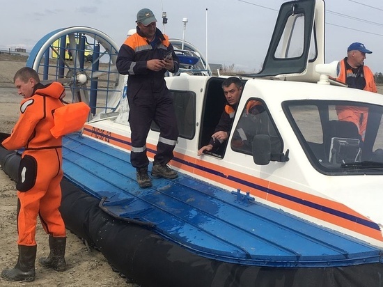 Новосибирские спасатели вытащили из подо льда 64-летнего рыбака