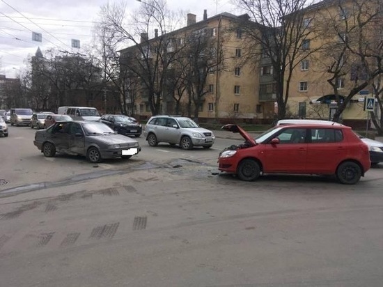Две иномарки столкнулись в Вологде, есть пострадавшие