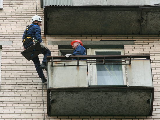 В Петербурге более 3 тысяч балконов могут упасть на головы прохожим