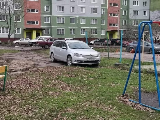 Парковка на детской площадке возмутила пензенцев