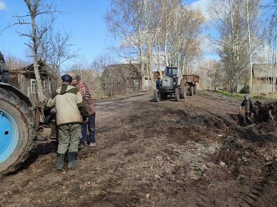 Новгородские поисковики вытащили старушку из полыхающего дома