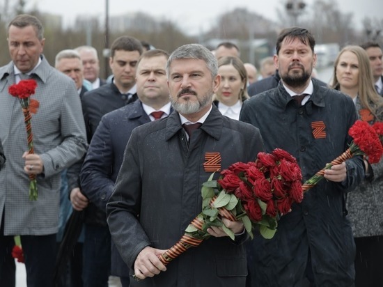 Игорь Маковский и участники VIII корпоративного турнира по хоккею возложили цветы к Мемориалу энергетикам