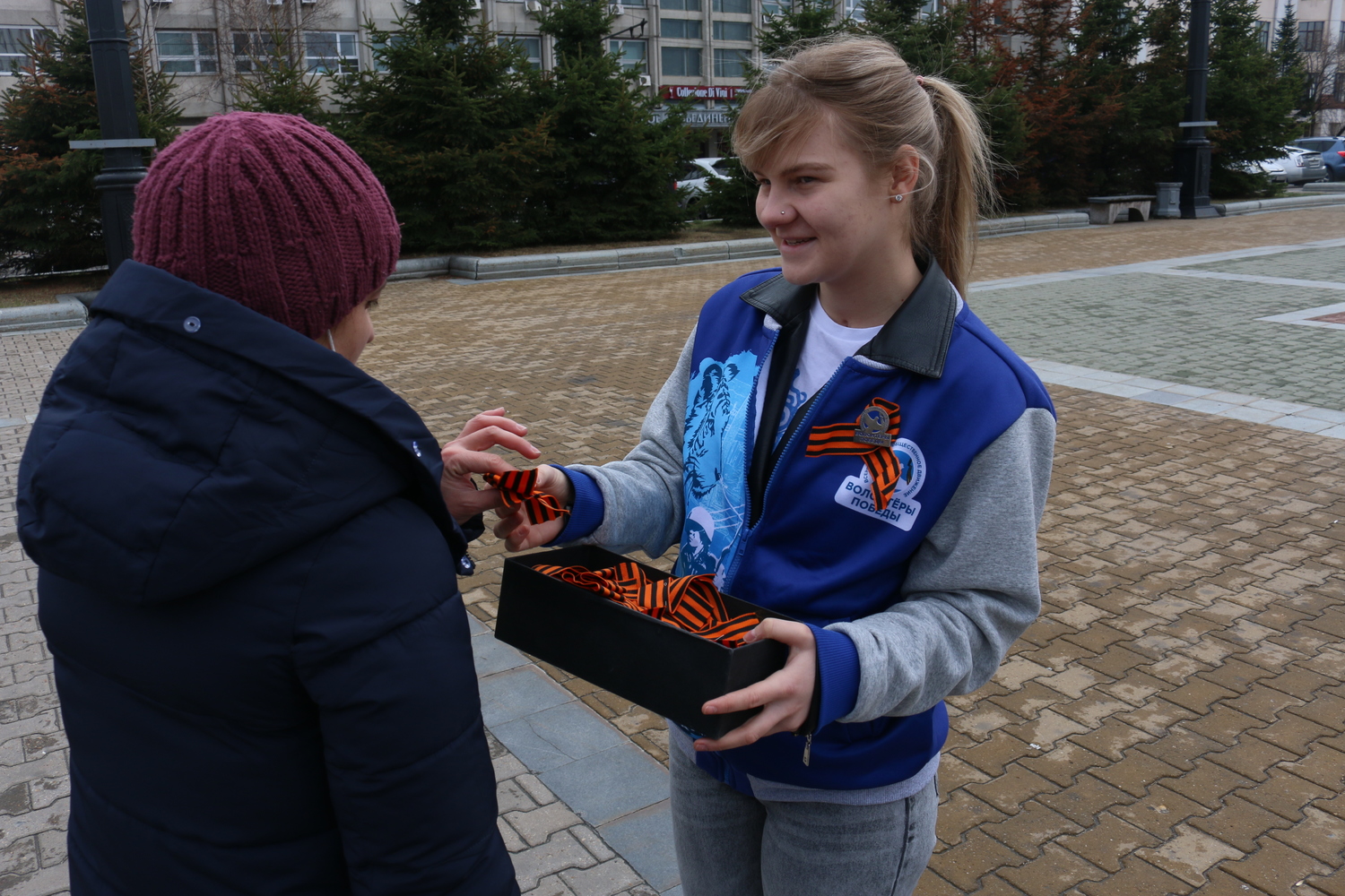 Волонтеры раздают Георгиевские ленточки в Хабаровске
