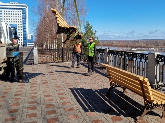 В Кирове возвращают на место скамейки и урны на Набережной Грина