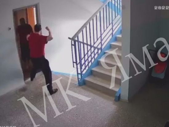В Муравленко мужчина с ножом набросился на соседа по лестничной клетке