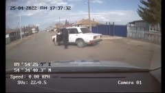 В Хакасии пьяный водитель выскочил из машины на ходу: видео