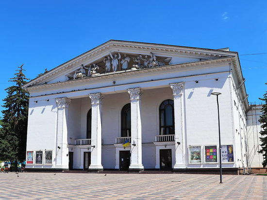 Военные следователи из России осмотрели здание драмтеатра в Мариуполе