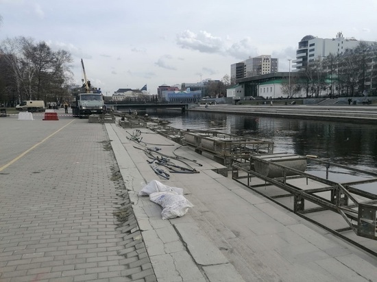 Начали устанавливать фонтан в центре Екатеринбурга