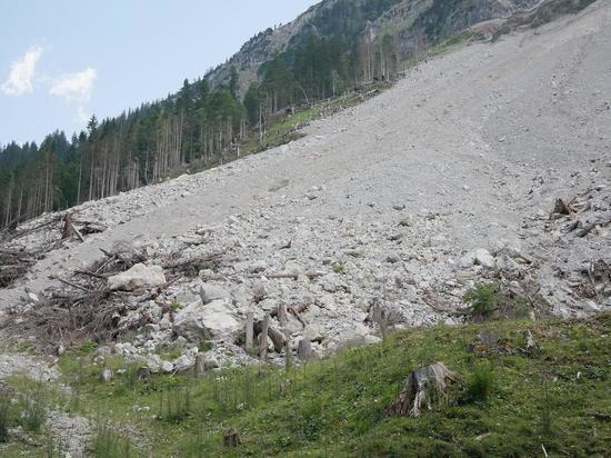 Последствия обвалов в одной из долин Дагестана устраняют дорожники