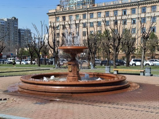 В Хабаровске на площади Ленина заработали фонтаны