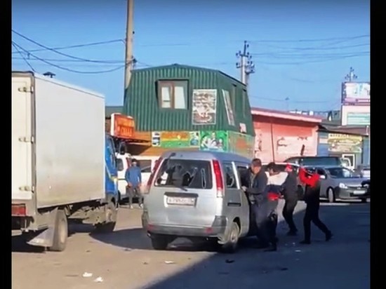 Мужчины ножами и лопатой разгромили автомобиль Toyota на базе в Чите