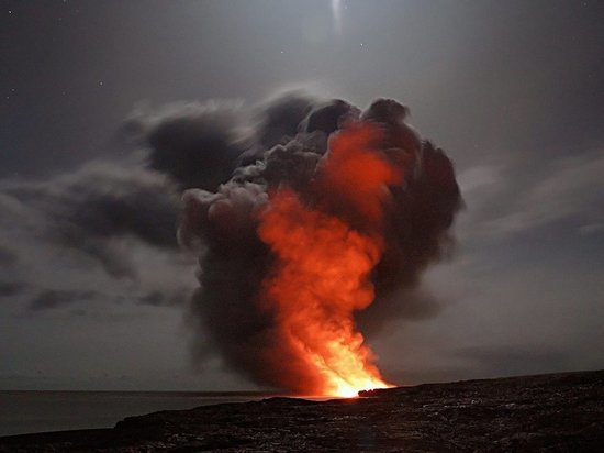 На Карымском вулкане произошел выброс пепла на высоту до 10 тысяч метров