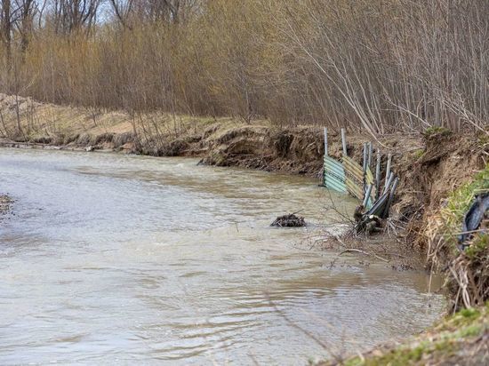 «Боимся, что затопит»: жители Южно-Сахалинска пожаловались на вышедшую из берегов реку