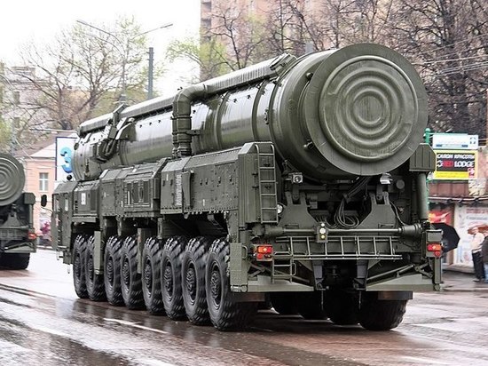 Ракетные комплексы «Тополь-М» проехали по Новосибирску и попали на видео