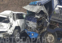 Крупная дорожная авария с участием большегрузного автомобиля, автобуса и пяти иномарок произошло в пригороде Владивостока. Движение транспорта пока затруднено.