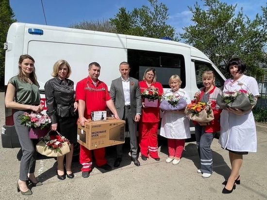 Депутат Гордумы Краснодара Андрей Анашкин поздравил сотрудников скорой помощи с праздником