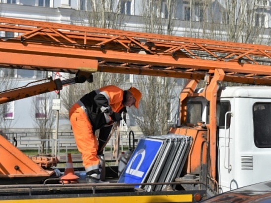 В Барнауле начали устанавливать дорожные знаки перед ремонтом моста на Новом рынке